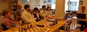 Elitekurs med GM Tiger Hillarp i Kristiansund Sjakklubb.<br>Fra venstre FM Kristian Stuvik Holm, Kjell Tore Sandum, FM Brede Kvisvik,
Aryan Tari, Robin Hoem, Henrik Øie Løbersli og trener GM Tiger Hillarp.